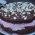 Tårta med hallonmarängsmörkräm och vitchokladmousse och Nutella